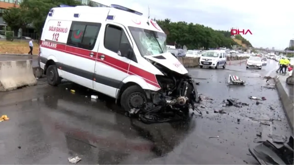 İSTANBUL- ATAŞEHİR D-100 KARAYOLU\'NDA AMBULANS KAZA YAPTI 3 YARALI