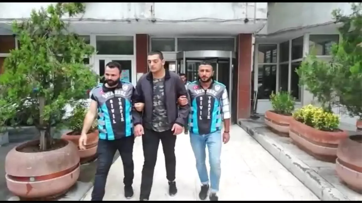 İstanbul\'da motosikletinin benzin deposunun üstüne oturup tek teker üzerinde giden maganda...