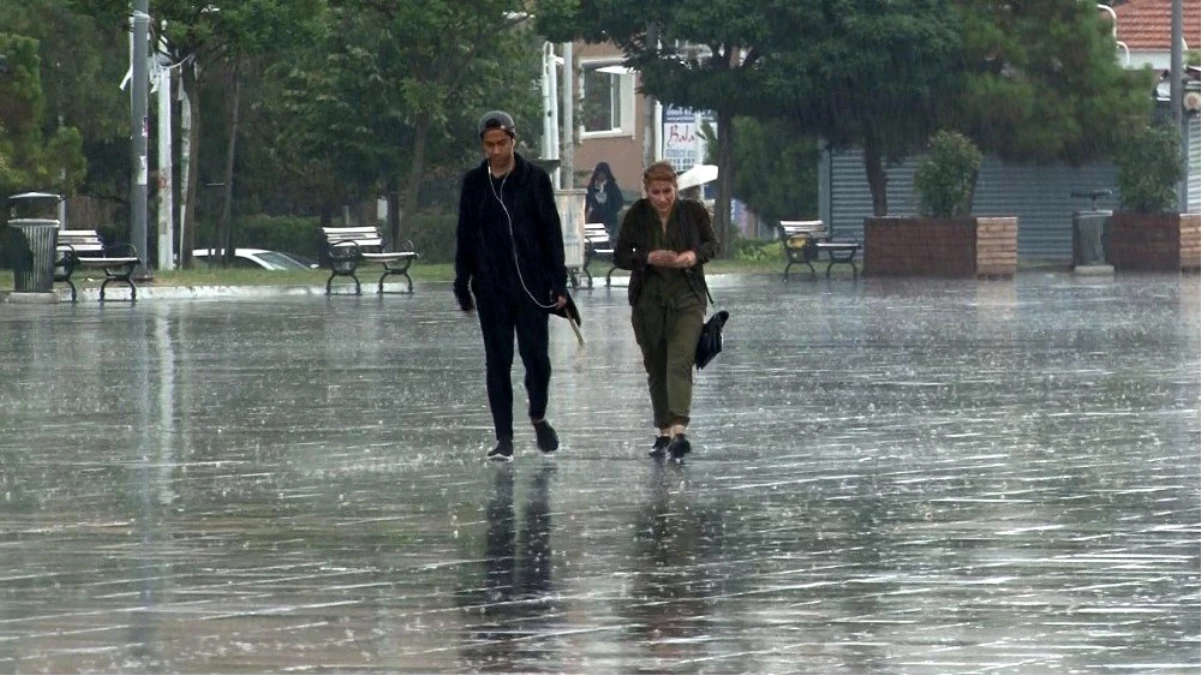 İstanbul\'da vatandaşlar sağanak yağmura uyandı