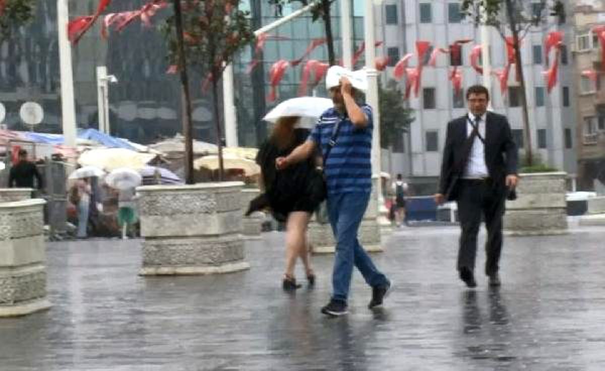 İstanbul\'da yağmur etkili oluyor