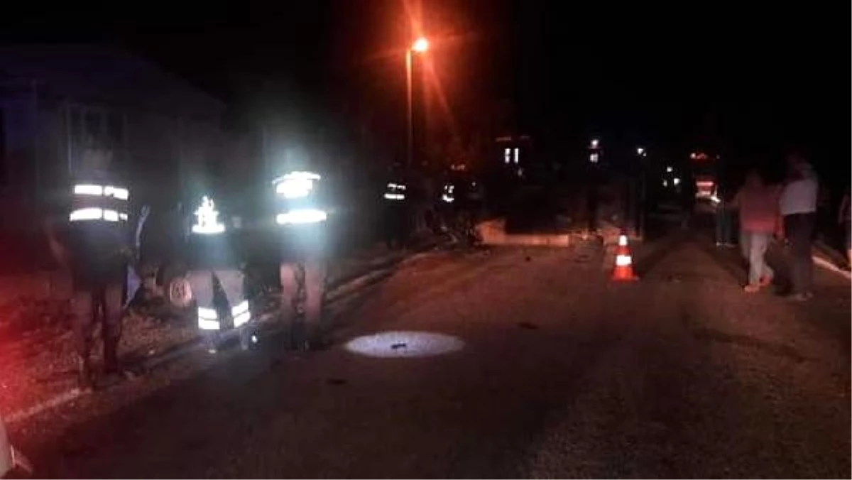 İzmir\'de 2 otomobil çarpıştı: 2 ölü, 1 ağır yaralı