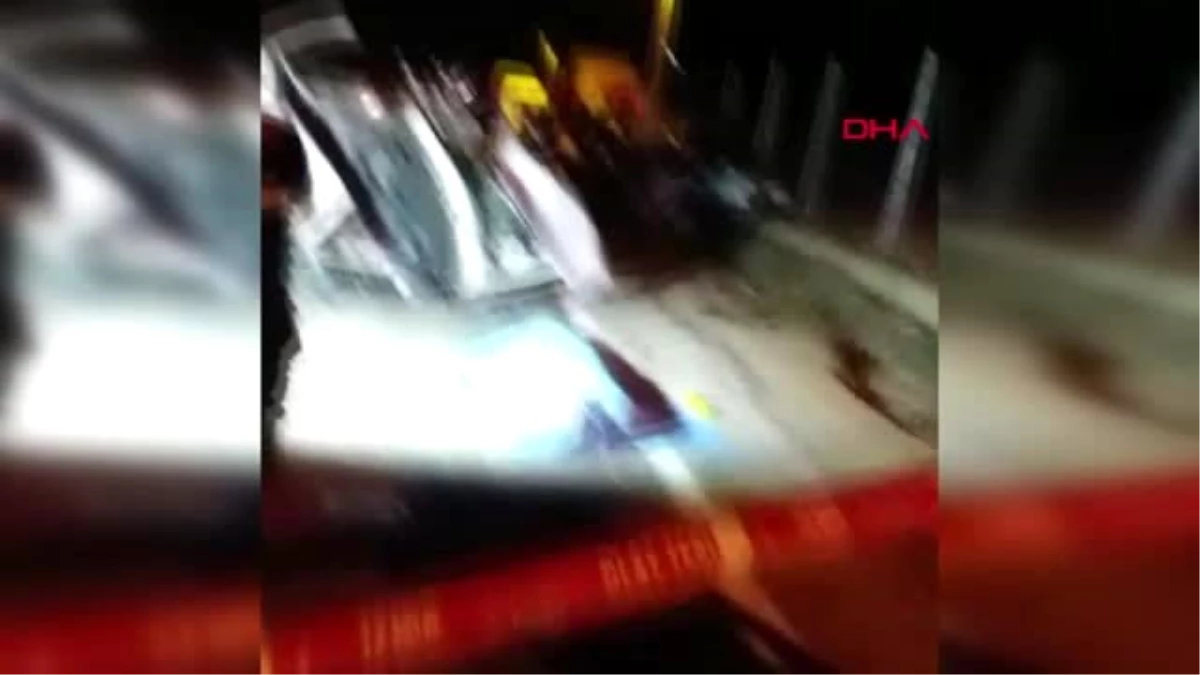 İzmir\'de 2 otomobil çarpıştı: 2 ölü, 1 ağır yaralı