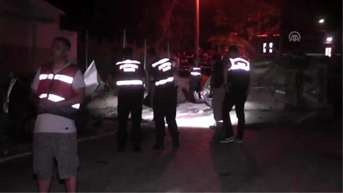 İzmir\'de iki otomobil çarpıştı: 2 ölü, 1 yaralı