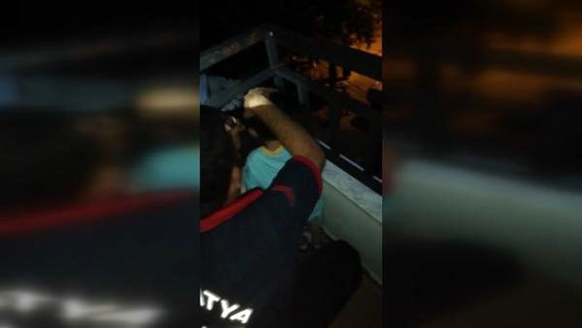 Kafası demir korkuluğa sıkışan çocuğu itfaiye kurtardı