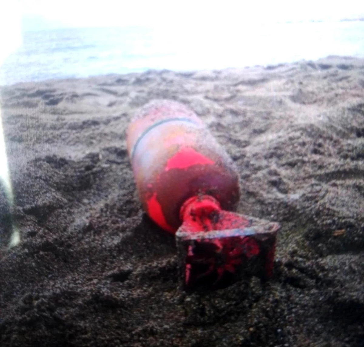 Karasu Plajı\'nda bulunan denizaltına ait bomba paniğe neden oldu