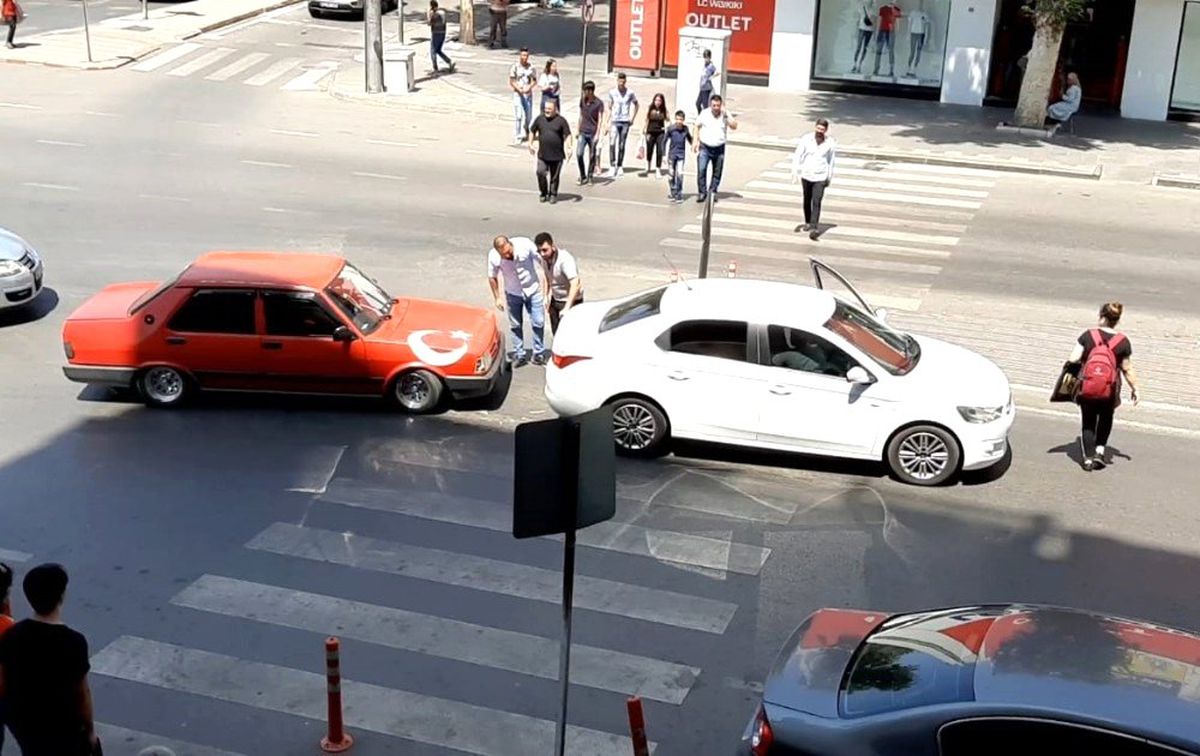 Kaza yapan sürücülerden örnek davranış