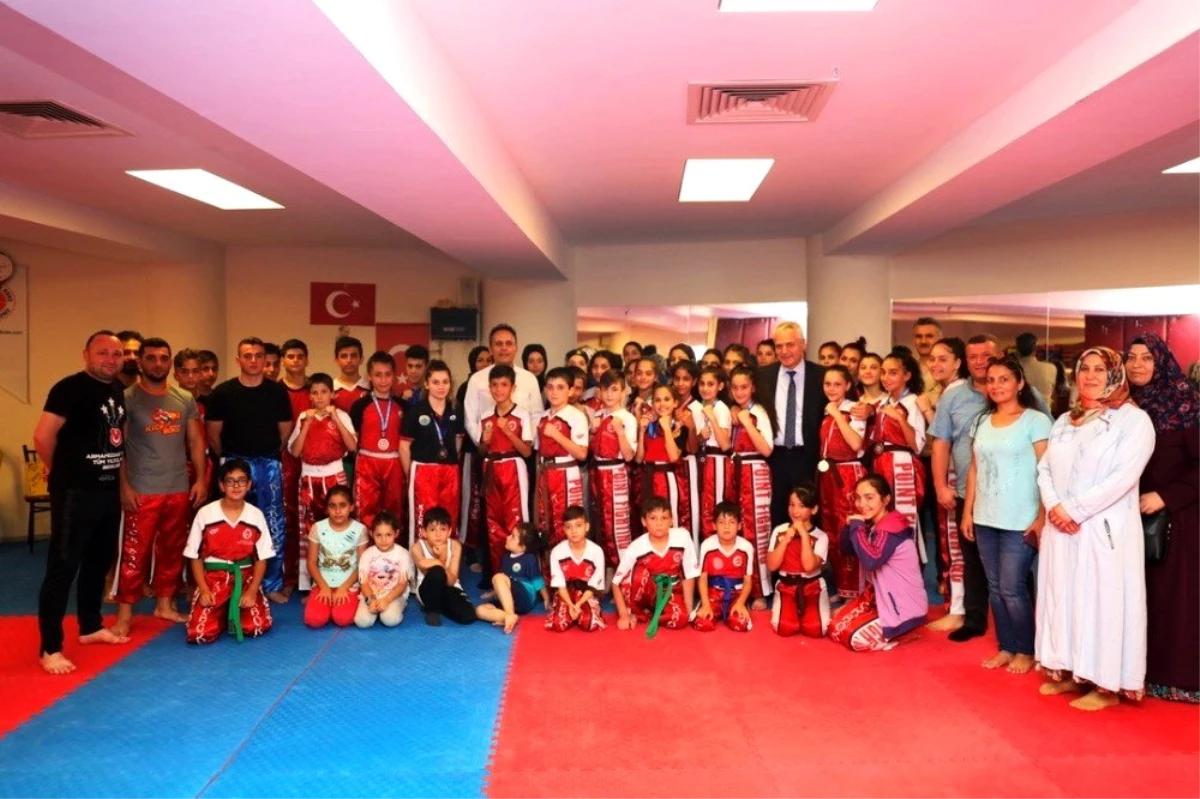 Kick boks sporcularına sürpriz moral ziyareti