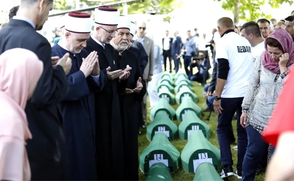 Kimliği belirlenen 33 Srebrenitsa kurbanı toprağa veriliyor