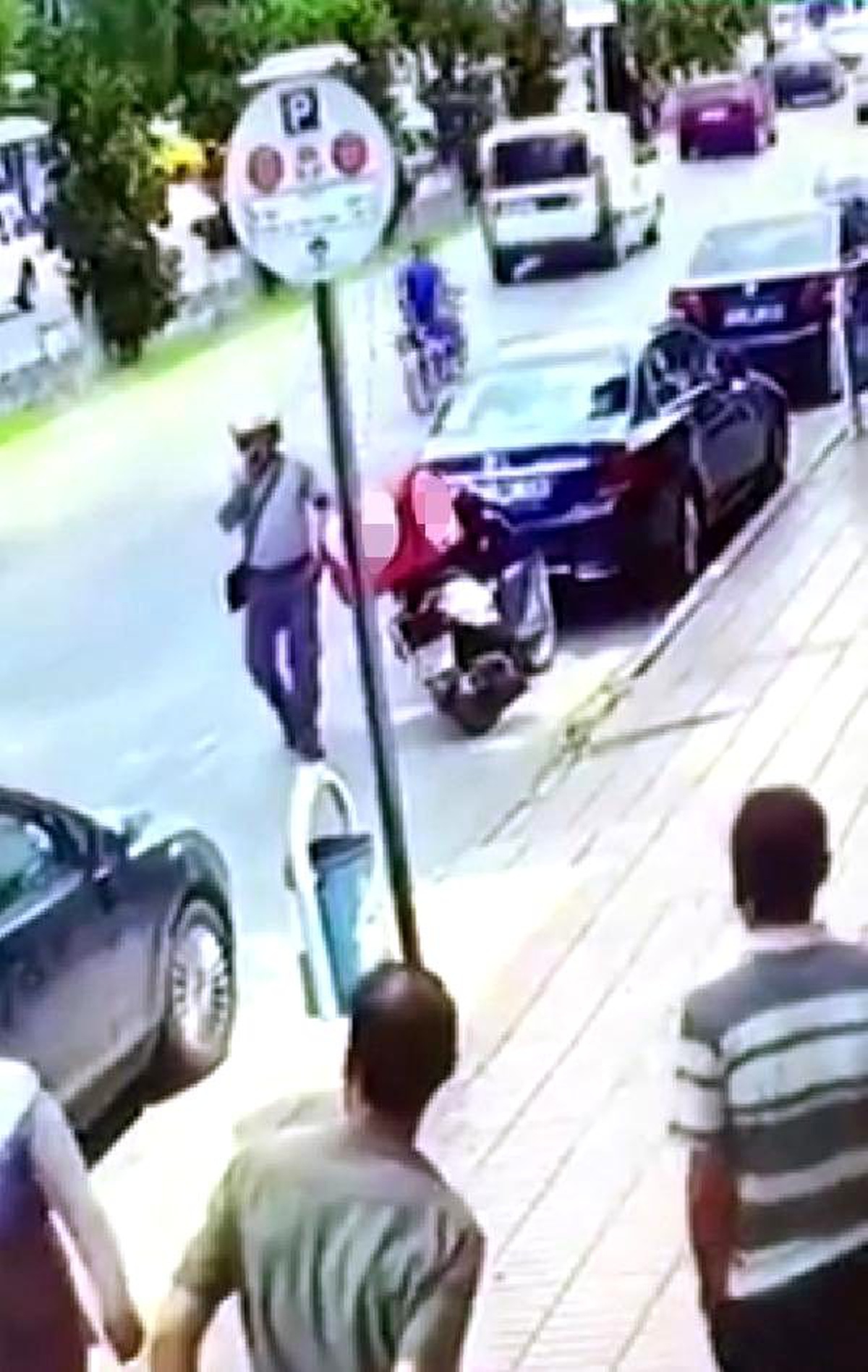 Kuryenin motosikletinden sipariş yemekleri çaldı