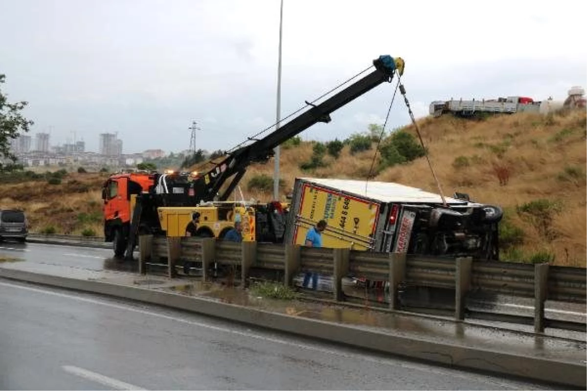 Maltepe ve Sancaktepe\'de yağışlı hava kazalara neden oldu