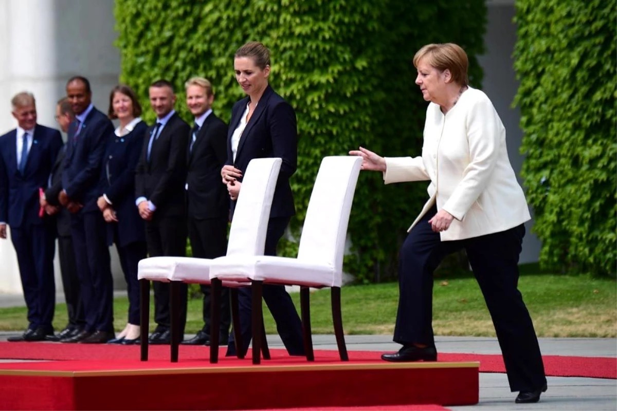 Merkel\'in titremesini önlemek için sandalyeye başvuruldu