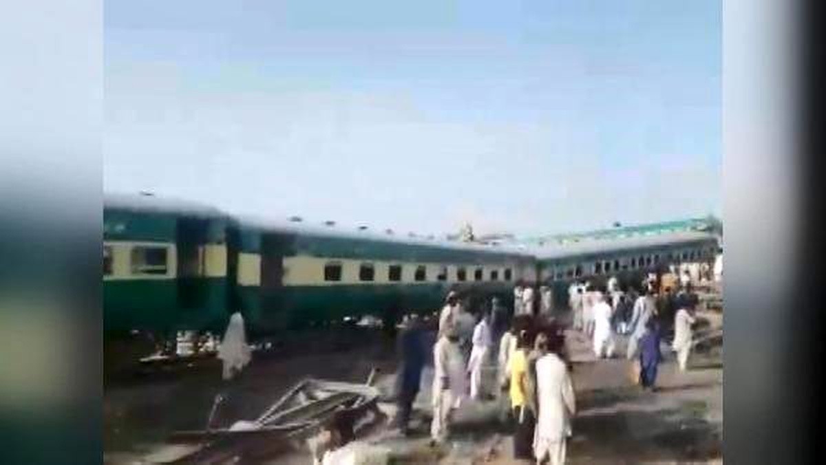 Pakistan\'da iki tren çarpıştı: 11 ölü, 67 yaralı