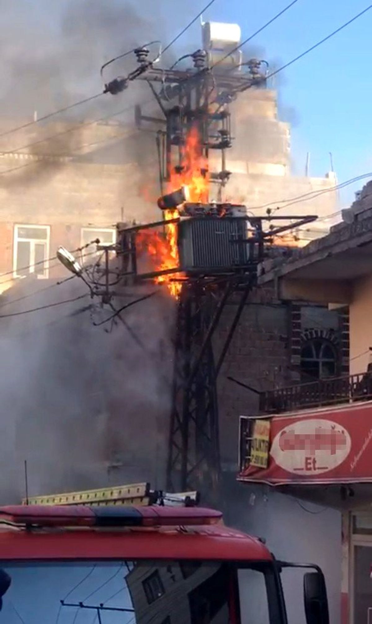 Patlayan trafo alev aldı