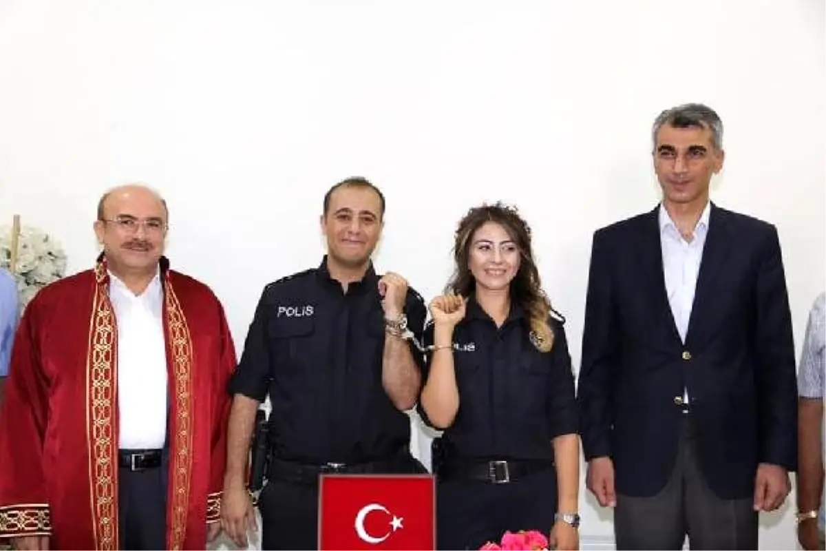 Polis memuru çifte kelepçeli nikah töreni