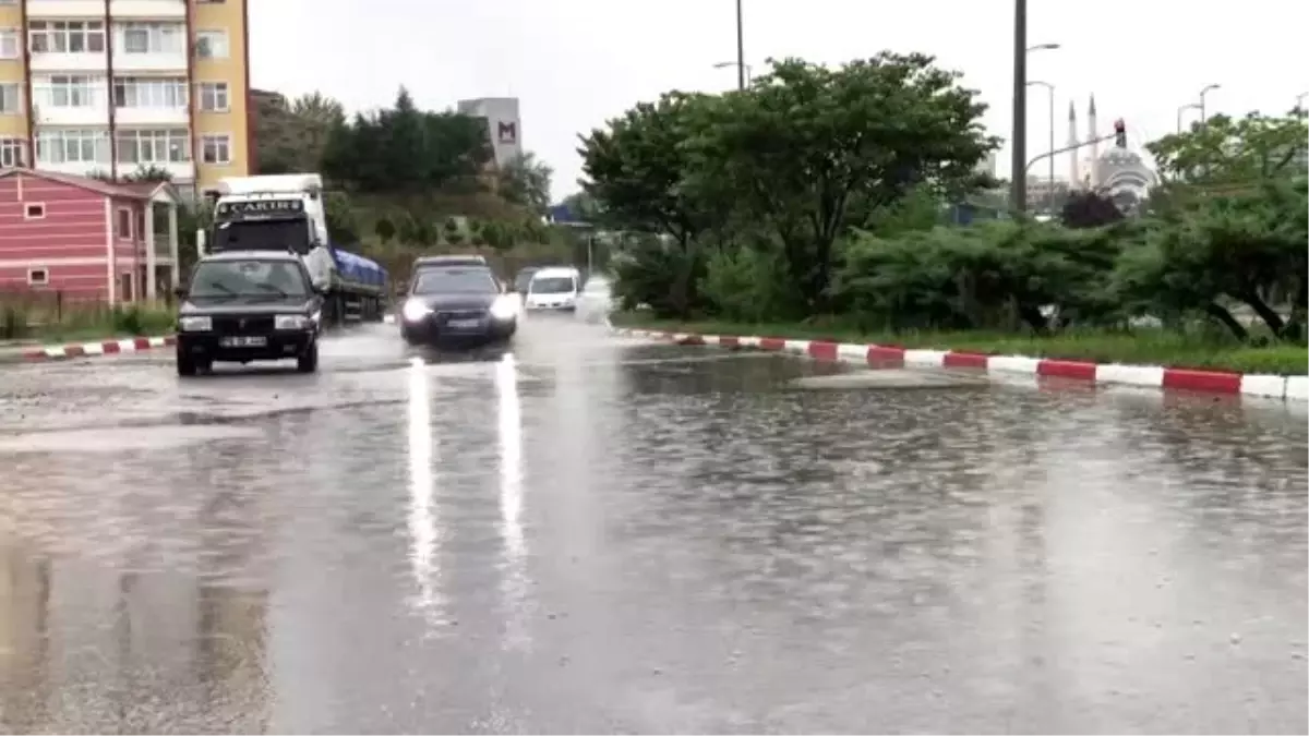 Sağanak trafiği etkiledi