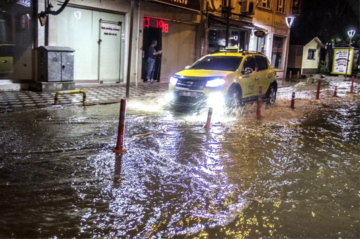 Sağanak yağış ağaçları yıktı, cadde ve sokaklar göle döndü