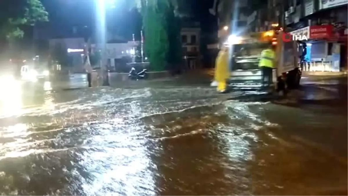 Sağanak yağış ağaçları yıktı, cadde ve sokaklar göle döndü