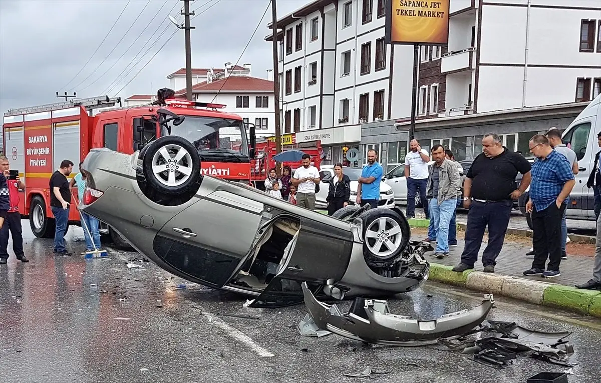 Sakarya\'da iki otomobil çarpıştı: 4\'ü çocuk, 7 yaralı