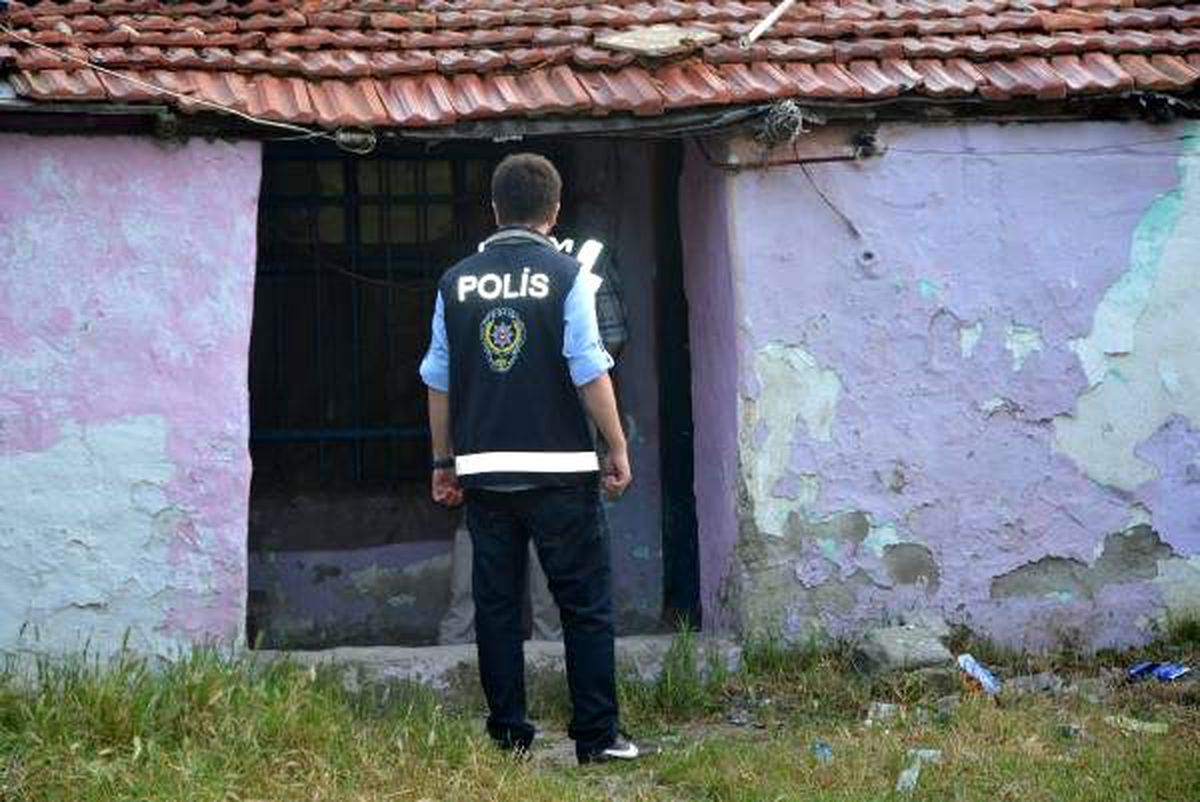 Satışa hazır uyuşturucular, çorabın içinde bulundu