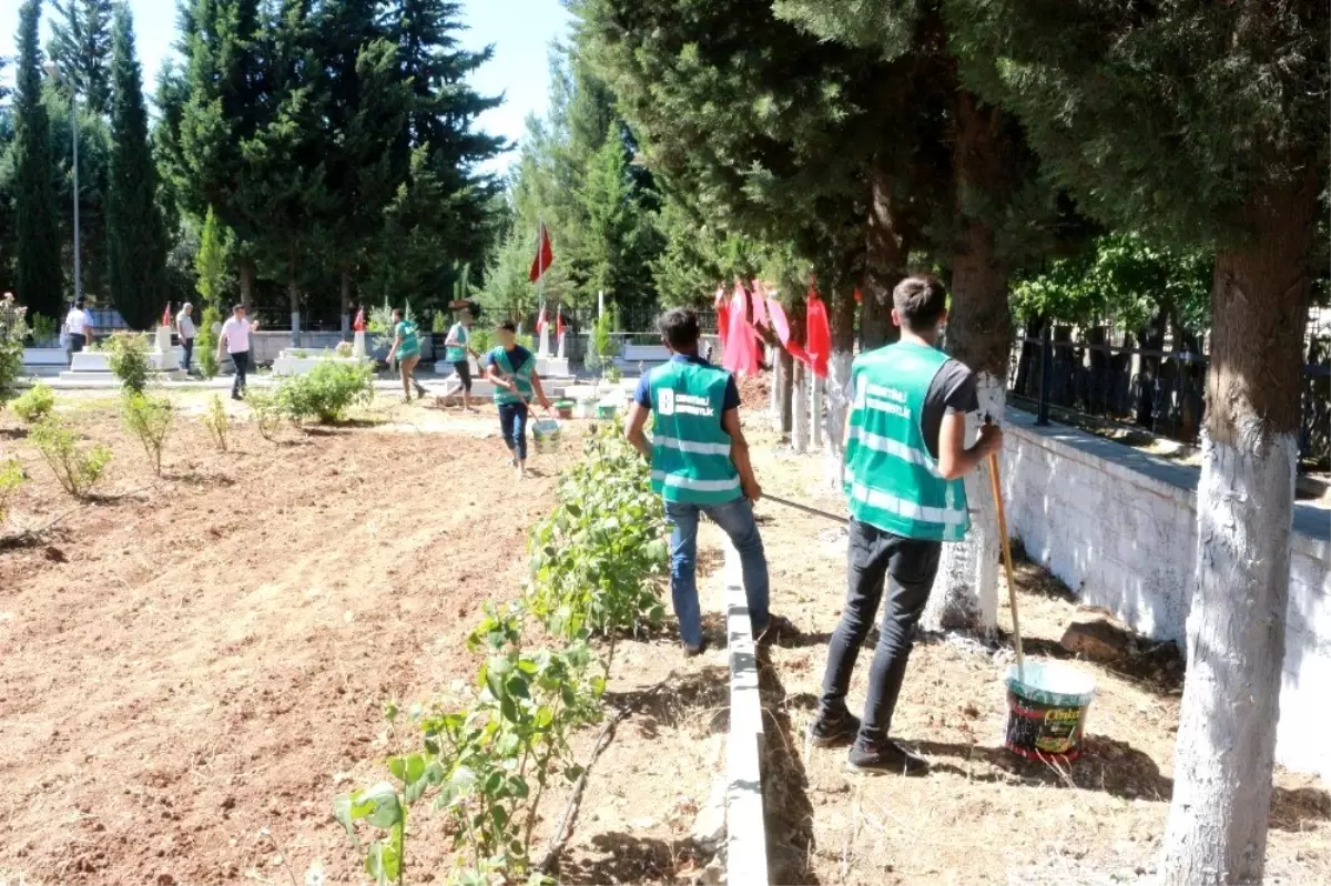 Şehitliğin bakımı hükümlülerden