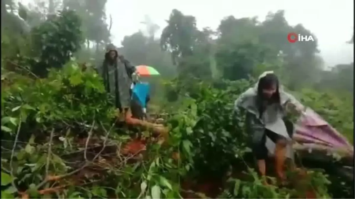 Selde mahsur kalan öğrenciler nehre gerilen iple kurtarıldı