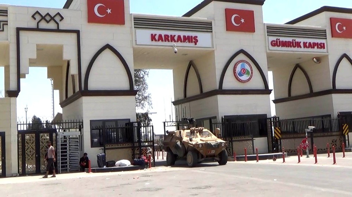 Sınır hattında tank ve mühimmat sevkıyatı