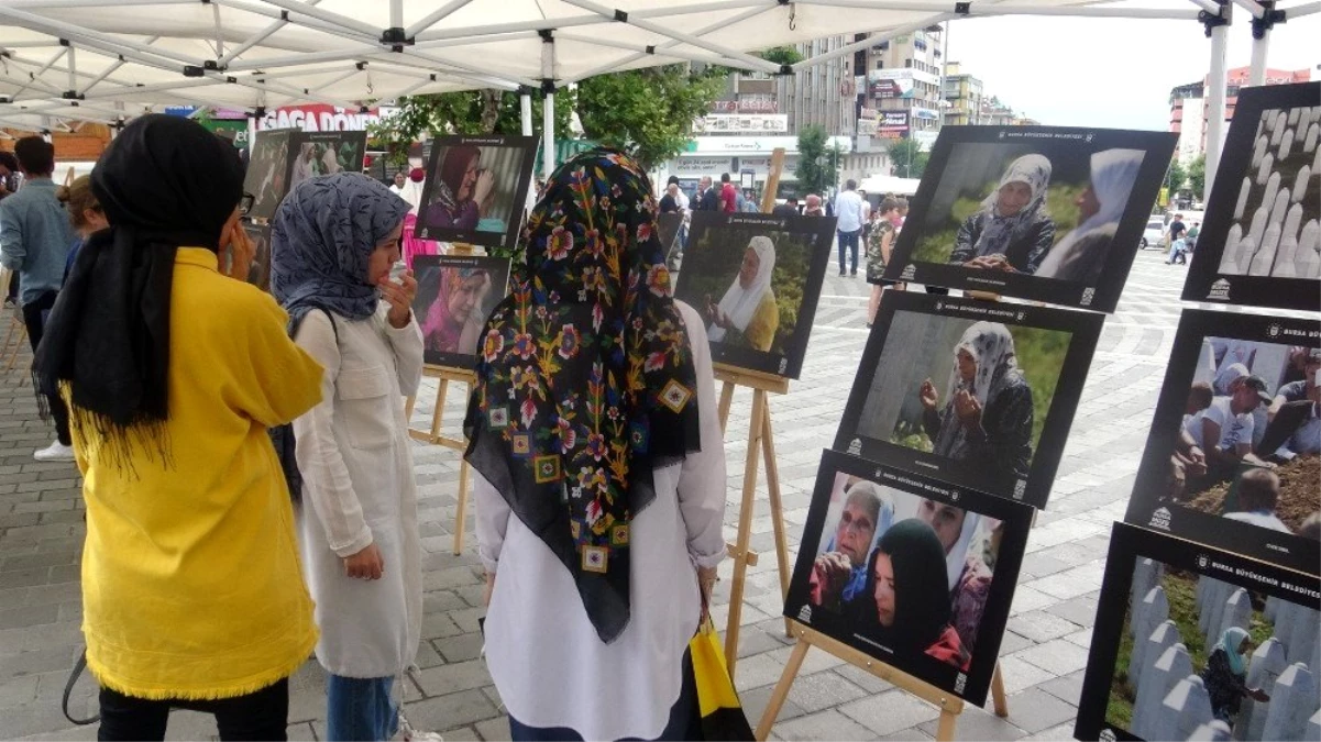 Srebrenitsa şehitlerinin tek tek isimlerinin yazıldığı karanfiller duygulandırdı