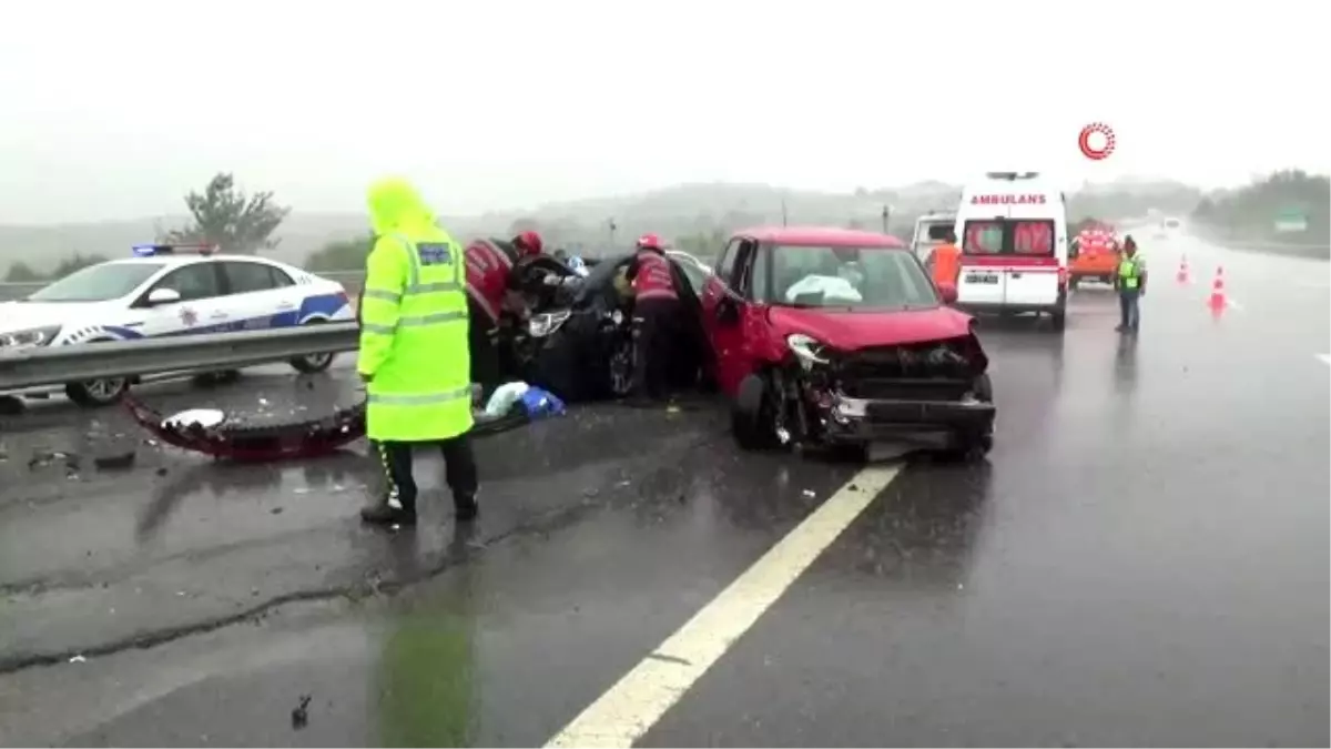 TEM otoyolu\'nda şiddetli yağış kazayı da beraberinde getirdi; 3 yaralı