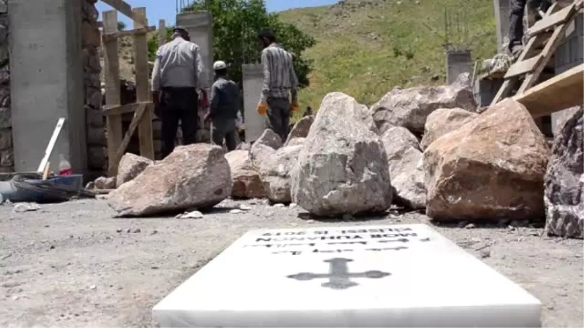 Terörden temizlenen köylerinde kilise inşa ediyorlar