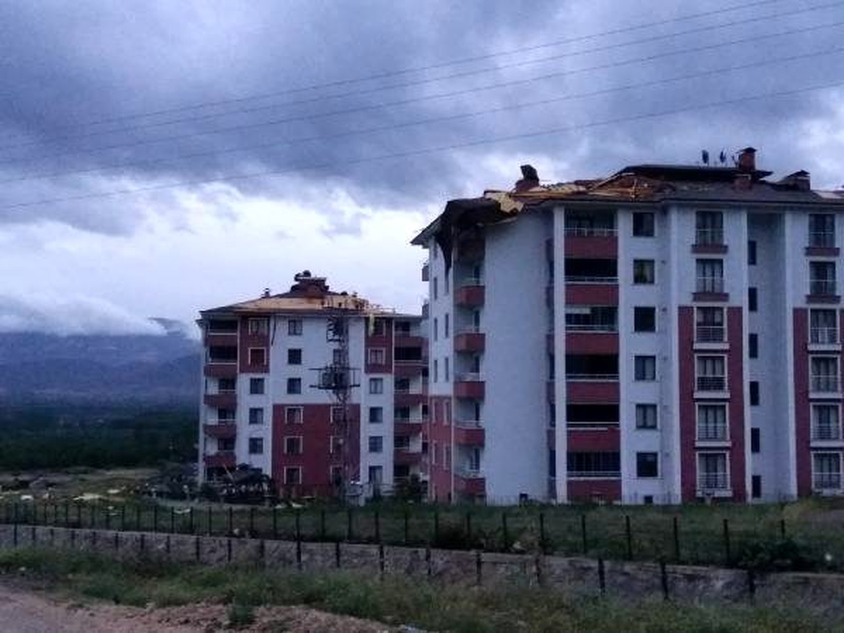 Tokat\'ta şiddetli fırtına çatıları uçurdu