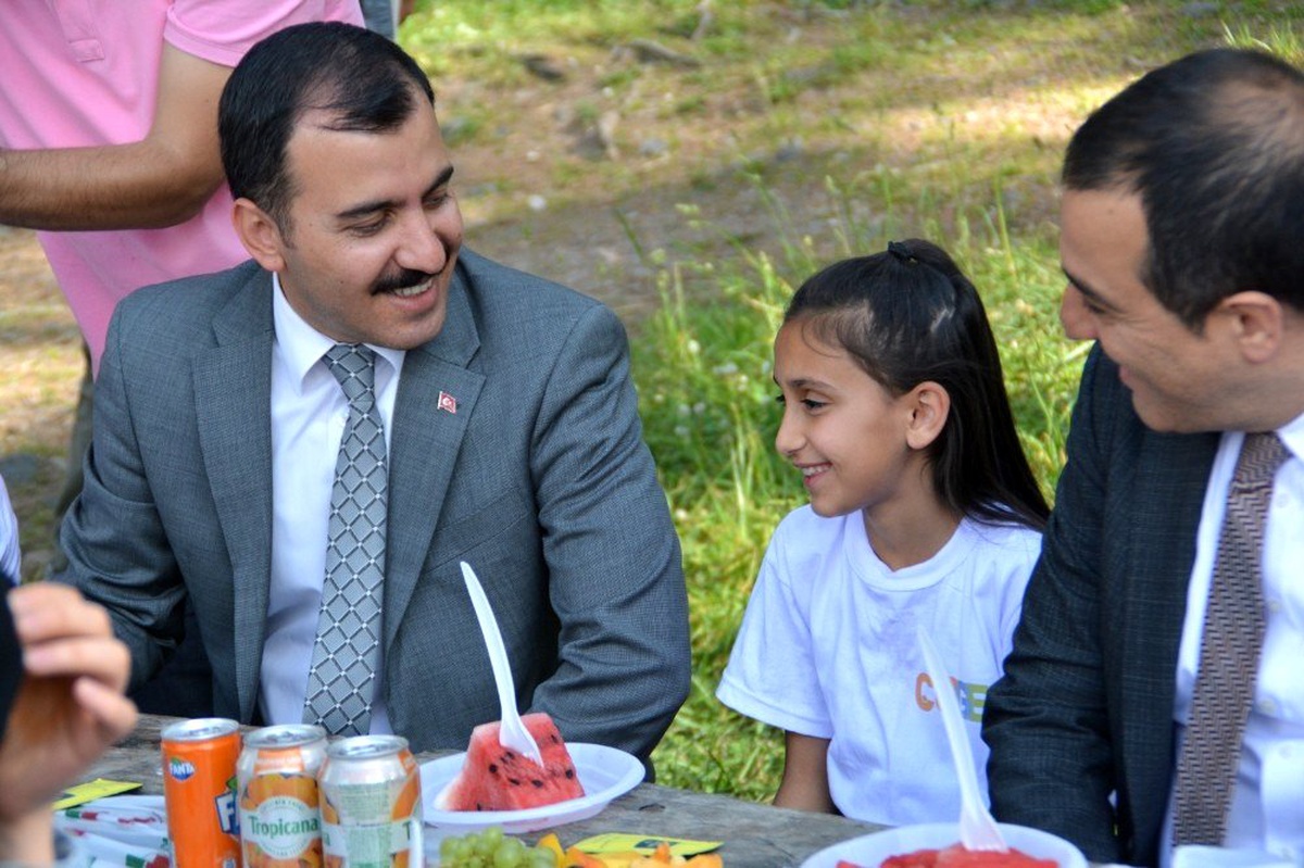 Vali Öksüz, çocuklarla fidan dikti, piknik yaptı