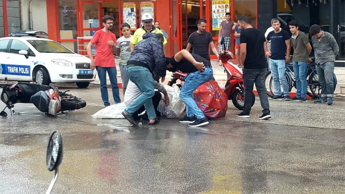 Yaralıyı yağmurdan poşetle ve şemsiyeyle korudular