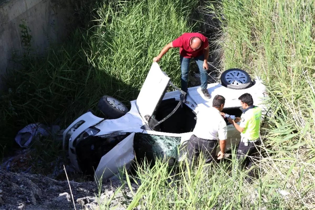 Yeni aldığı otomobille dereye uçtu