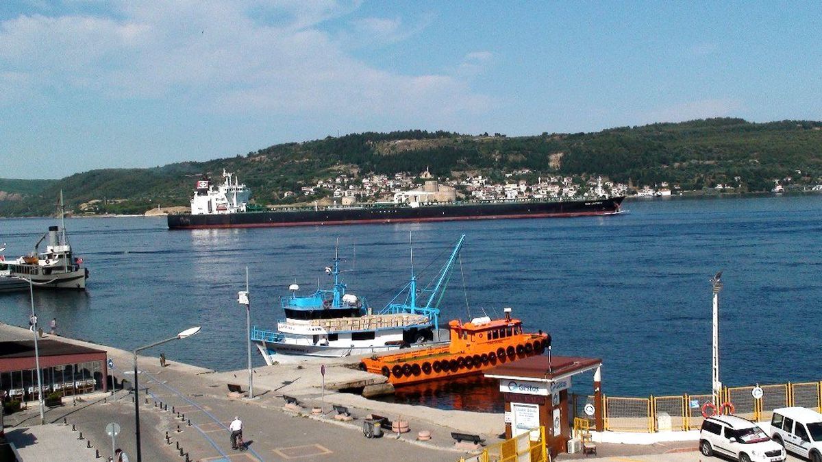 300 metrelik dev tanker Çanakkale Boğazı\'nı kapattı