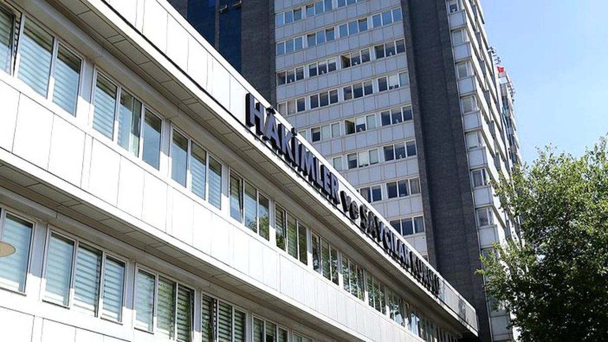 9 hakim ve savcıya FETÖ nedeniyle görevden uzaklaştırma