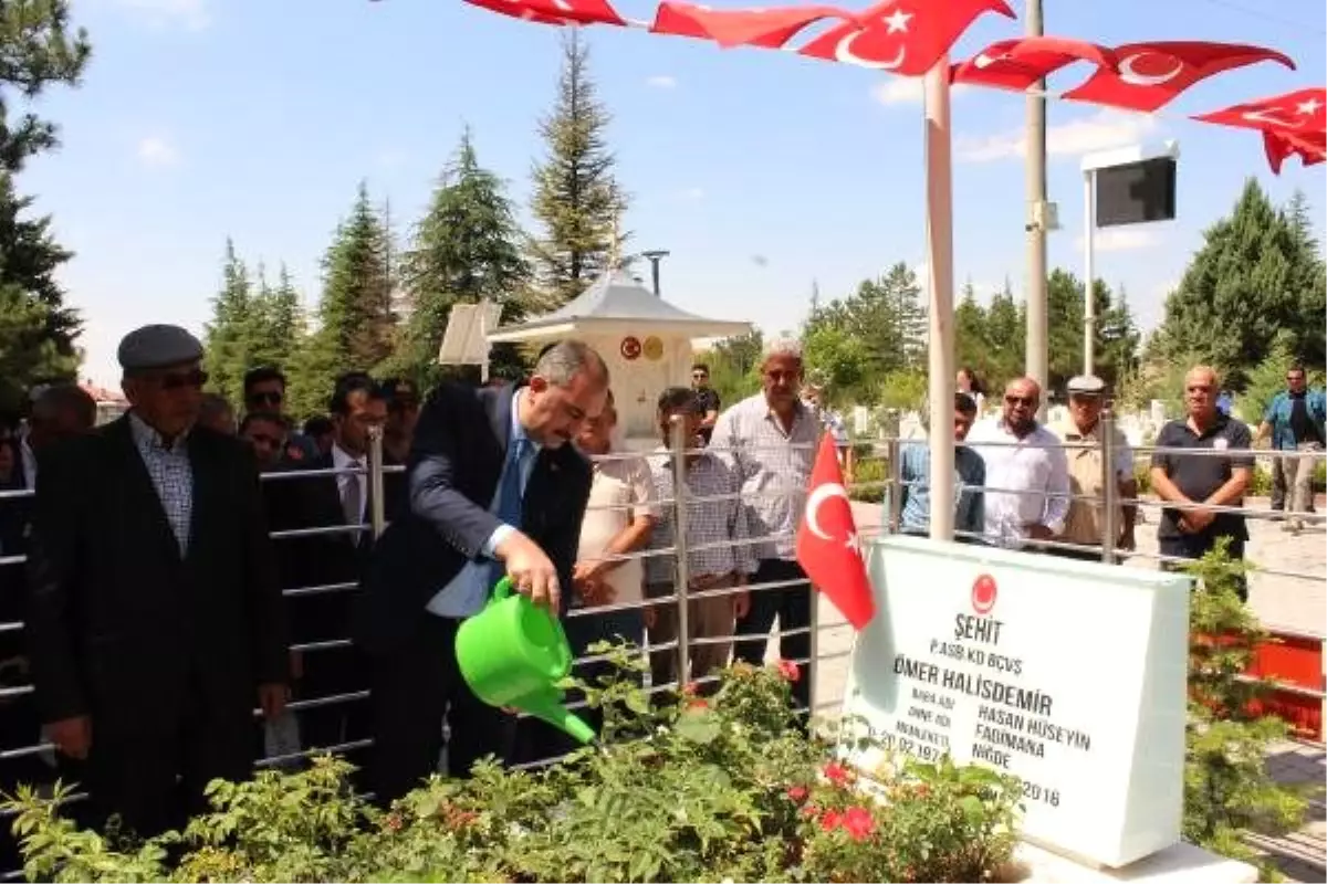 Adalet Bakanı Gül, şehit Ömer Halisdemir\'in kabrini ziyaret etti