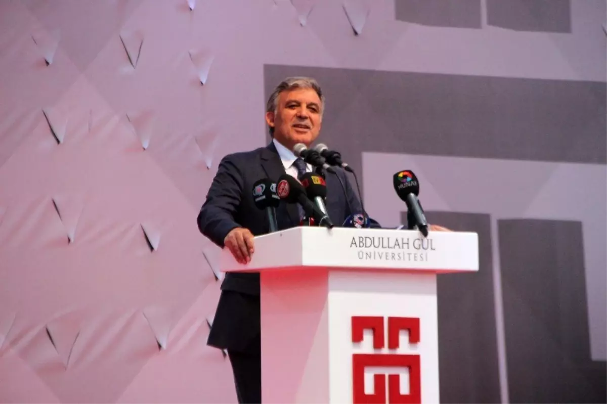 AGÜ mezuniyet töreninde konuşan Abdullah Gül: "İyi insan olun ve yaptığınız işler insanlığa hizmet...