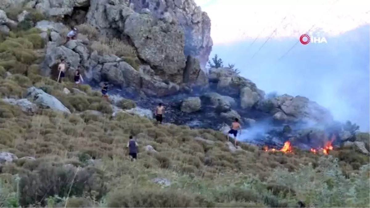 Alevler tatil sitelerine yaklaştı; tatilciler taşla yangın söndürmeye çalıştı