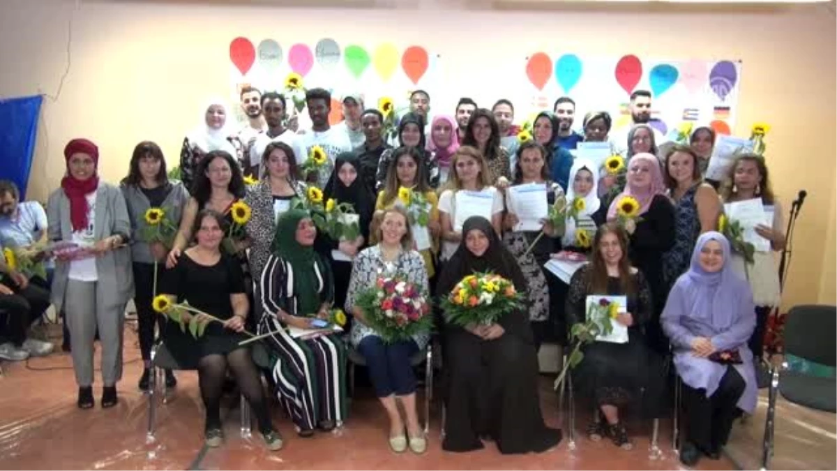 Almanya\'da mülteciler için ortaokul diploma töreni