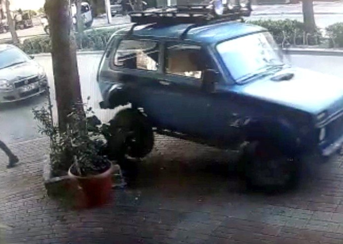 Aracıyla kaldırıma çıkan suç makinesi, geri gelip polis aracına çarparak kaçtı