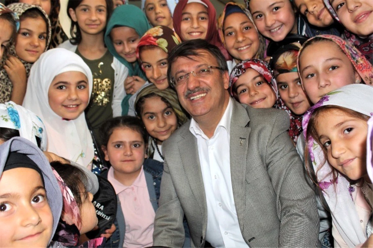 Başkan Türkmenoğlu, Kur\'an kursu öğrencilerine hediye dağıttı