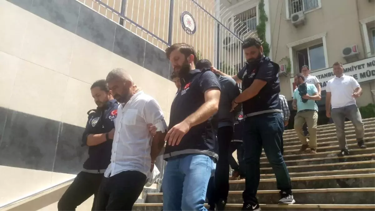 Bayrampaşa\'da ATM\'den para çeken Libyalının gasp edildiği anlar kamerada