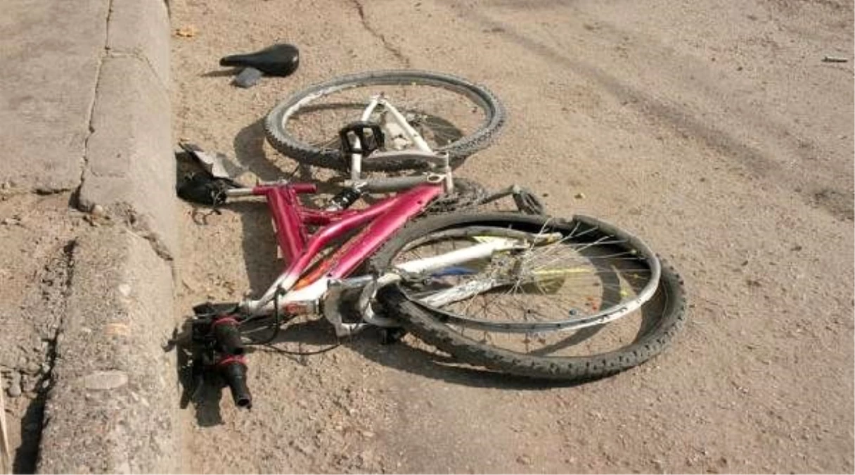 Bisikletiyle otomobile çarpan Kaan, yaşam mücadelesini kaybetti