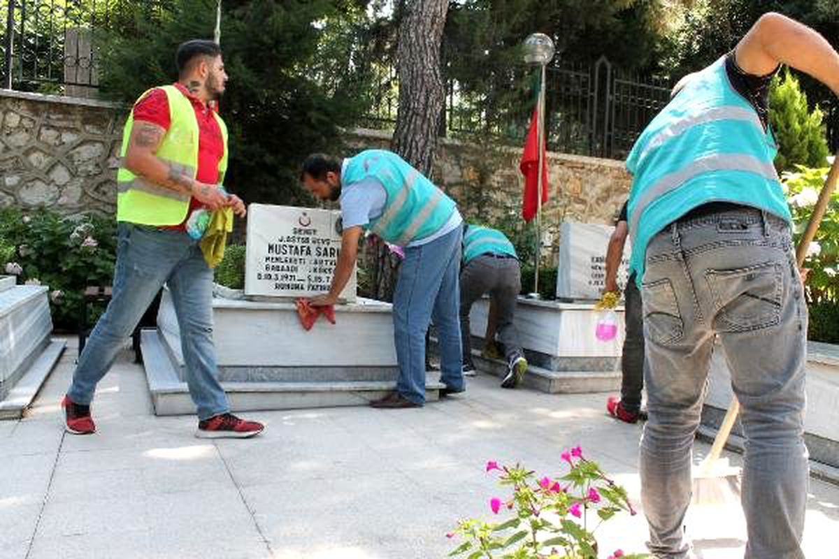 Bursa\'da hükümlüler şehitlikleri temizledi