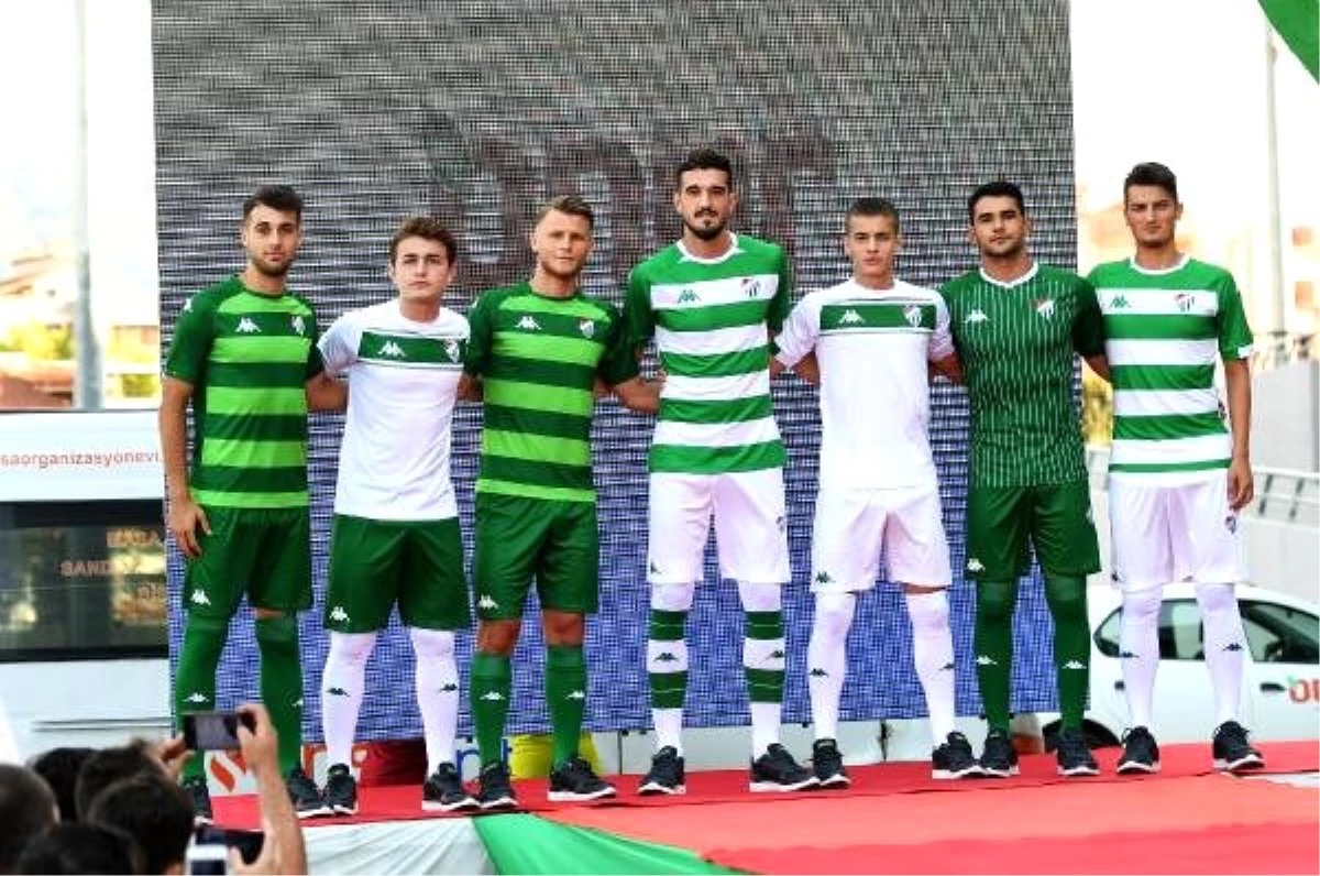 Bursaspor, yeni sezon formalarını tanıttı