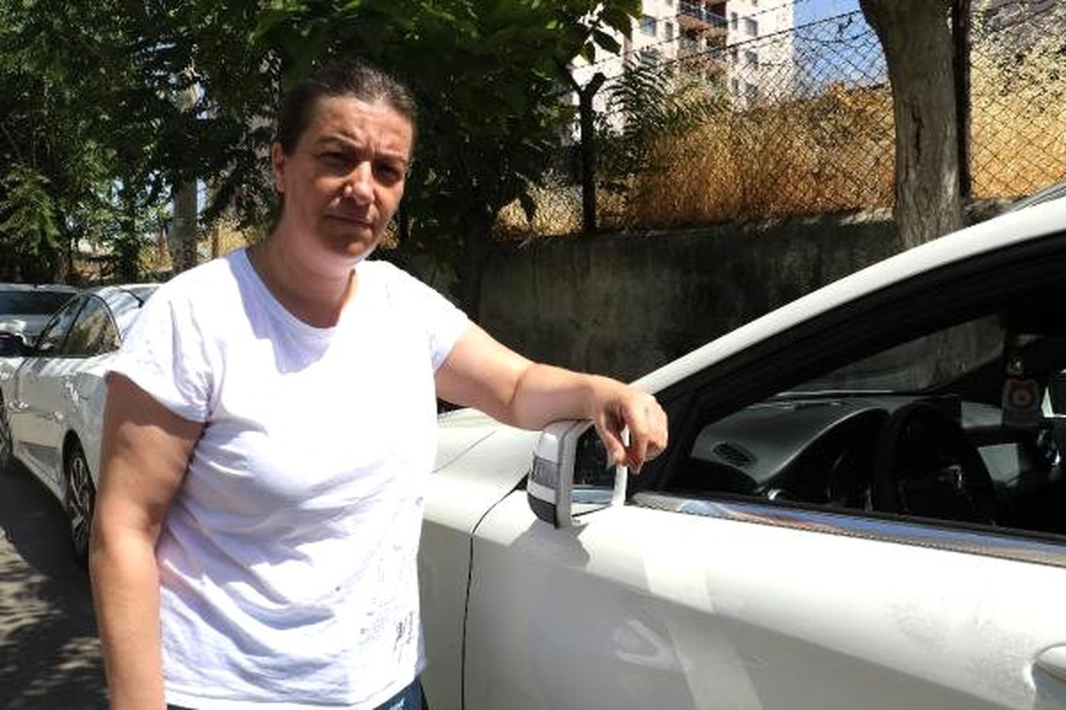 Camlarını kırdıkları 15 aracın içindeki eşyayı çaldılar