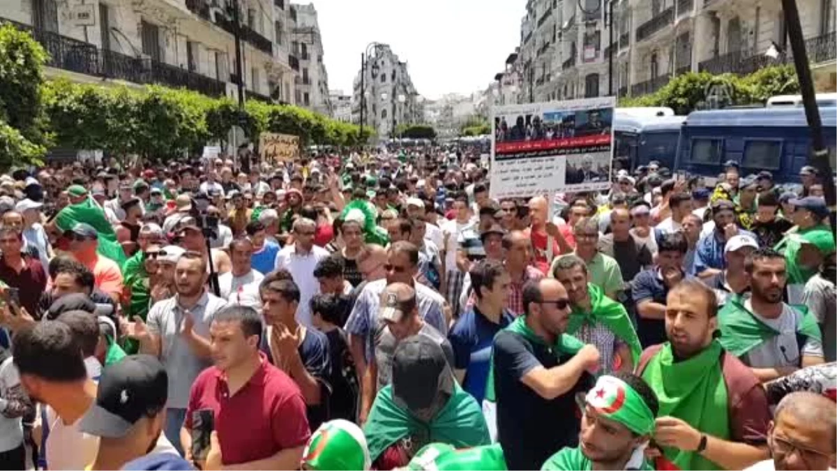 Cezayir\'de "Buteflika rejimi temsilcileri" protesto edildi