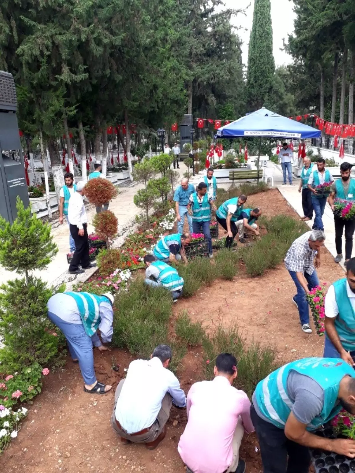 Denetimli serbestlik yükümlüleri şehitlikte temizlik yaptı