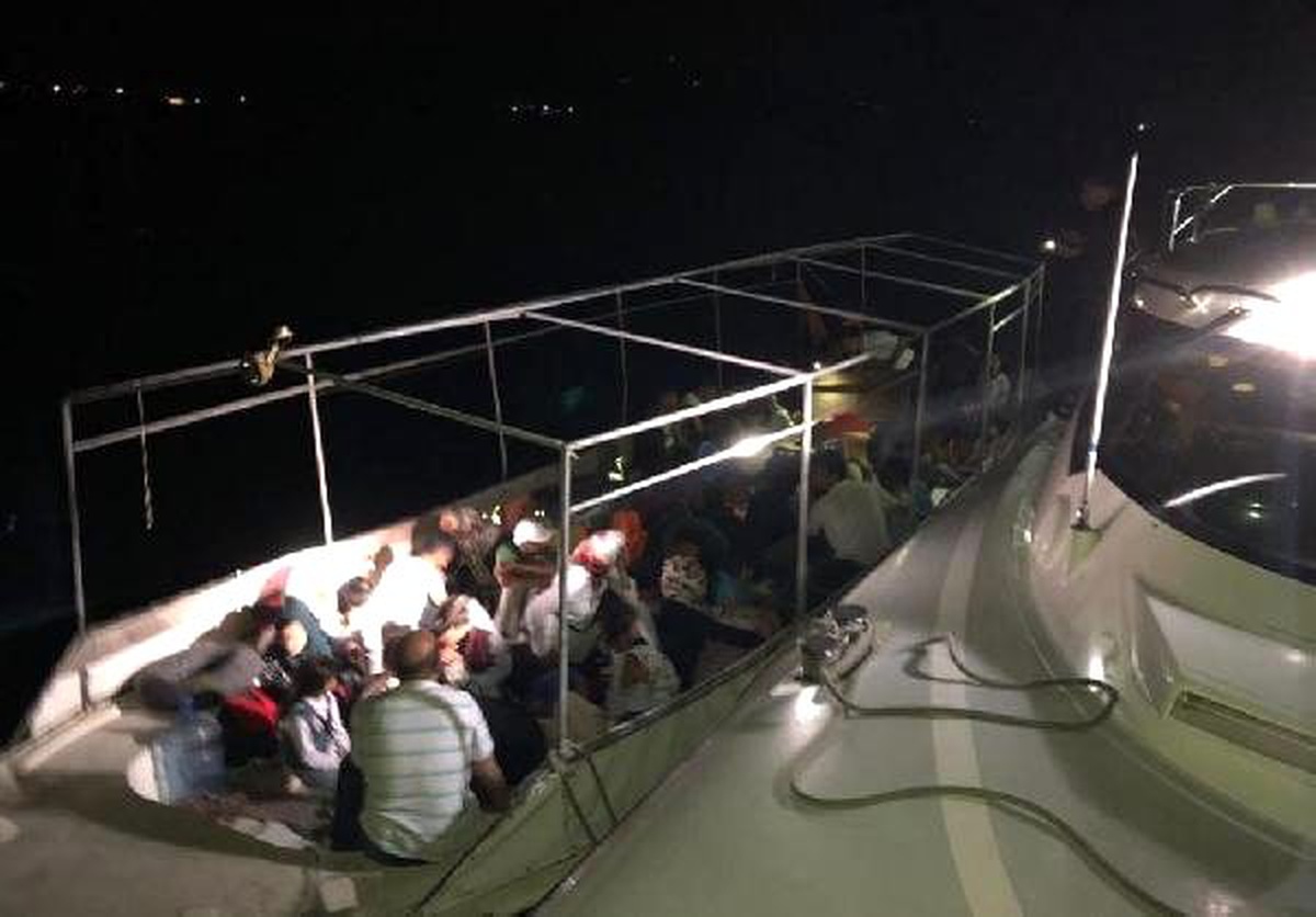 Didim açıklarında 54 kaçak göçmen yakalandı