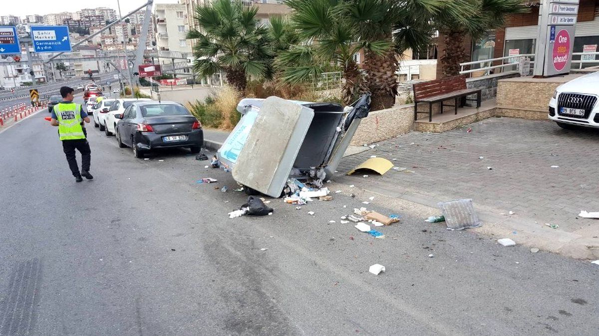 Direksiyon hakimiyetini kaybeden sürücü, önüne gelen herşeye çarptı